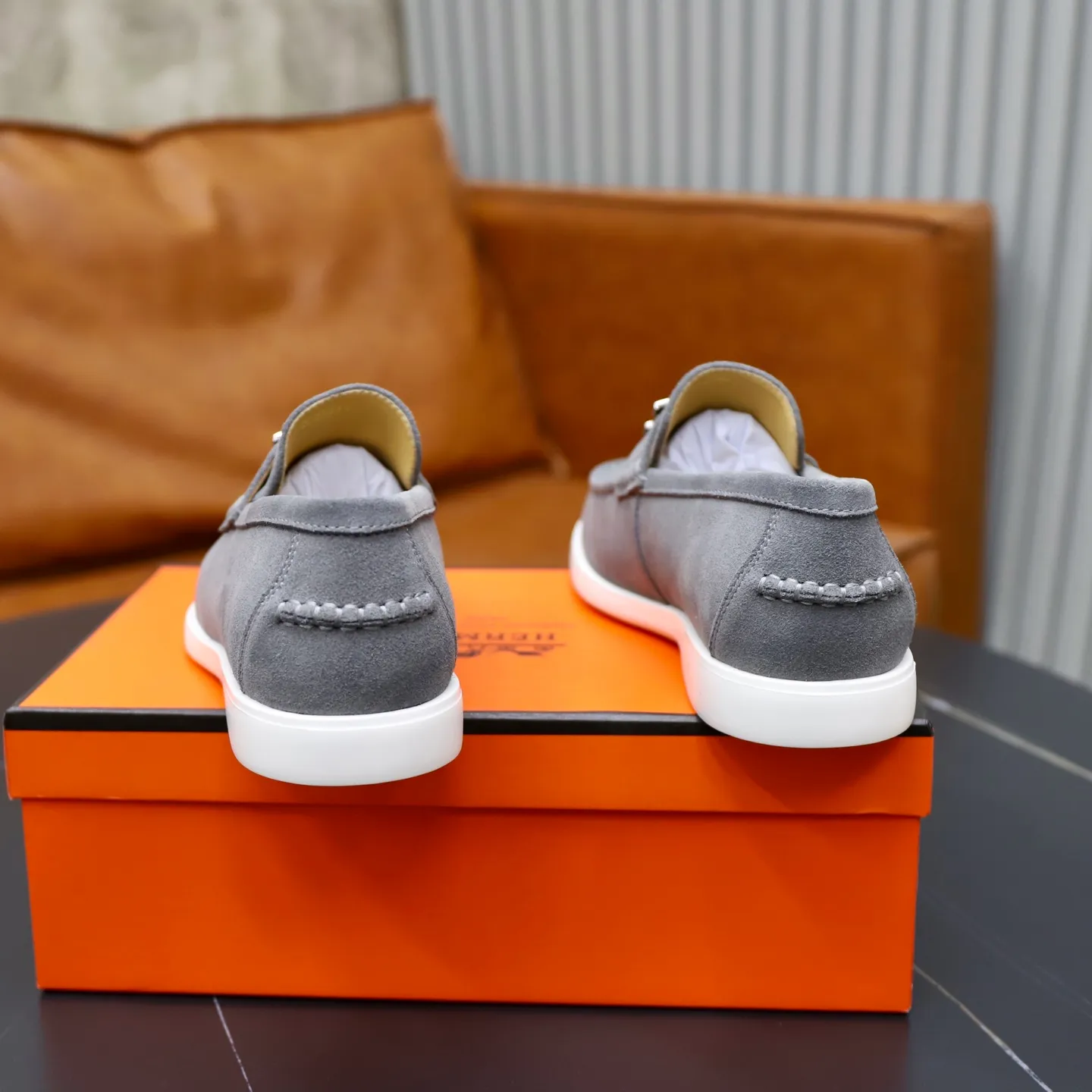 Ex-factory price: 540💰Hermès/Hermès slip-on men's shoes. This shoe is made of imported cow suede leather, with simple and smooth lines, and a 3CM rubber foam ultra-light sole combined with aerodynamic design! Youthful and fashionable, H button decoration, contrasting leather embellishment on the heel, calf lining to gently wrap your feet, with embossed logo cowhide feet, leather rock strips, casual and urban style, highlighting youthful vitality, sports and leisure version, super versatile Size number: 38-39-40-41-42-43-44 Standard leather shoe size (45 can be customized but does not support returns)